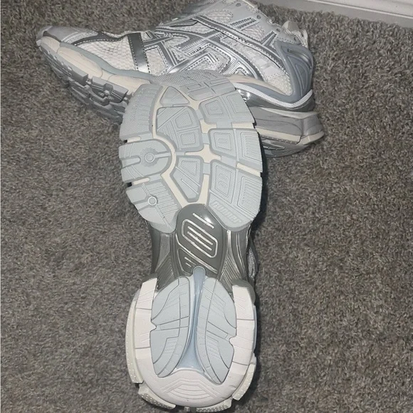 Bal. Silver & white Runners sneakers 🩶 - Picture 5 of 5